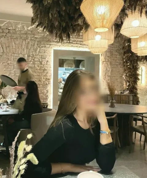 Elif, 25