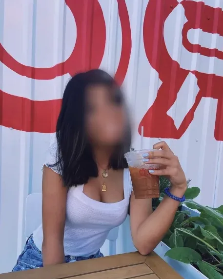Mia, 19