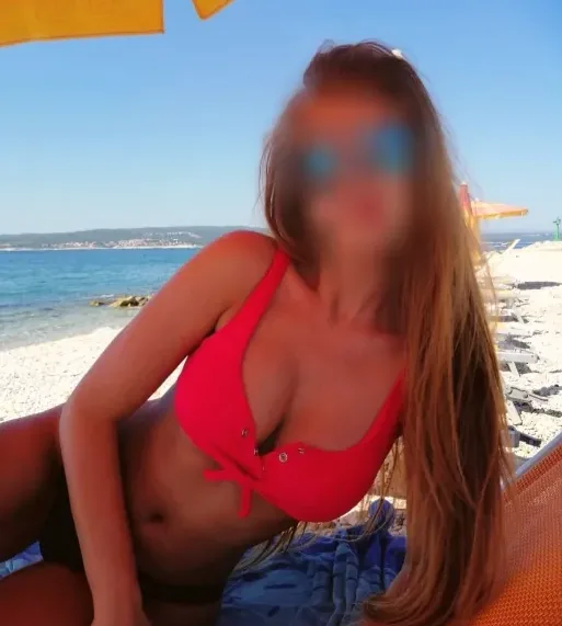 Zeynep, 28